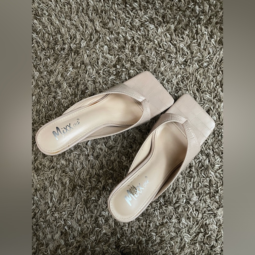 The cutest nude duck toe heel
